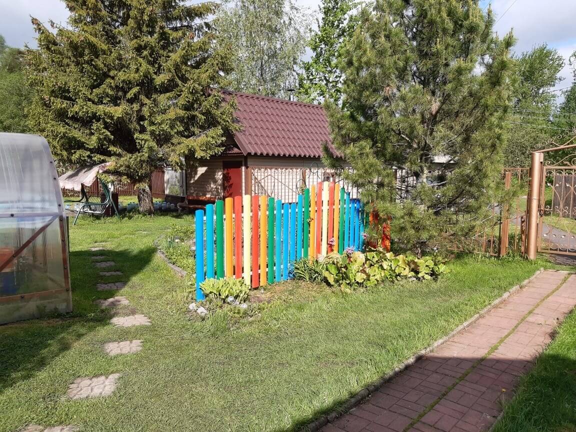 забор из разноцветного штакетника односторонний фото2 в Тосно