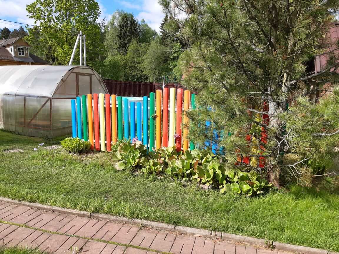забор из разноцветного штакетника односторонний фото1 в Тосно