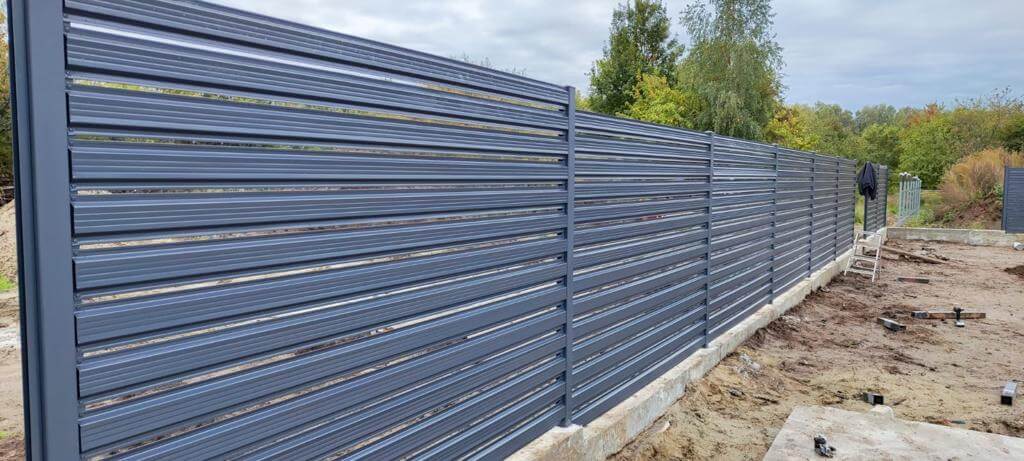 забор из штакетника ral7024/7024 серый графит двусторонний фото8 в Тосно