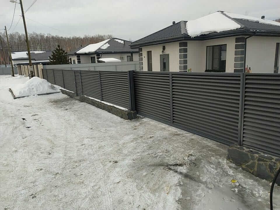 Забор-жалюзи с входной группой 26м RAL7024 Серый Графит МАТТЕ фото 1 в Тосно