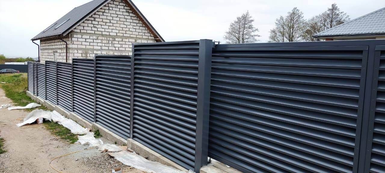 Забор-жалюзи из ламелей ЭКО-Z 24м RAL7024 Серый Графит в Тосно