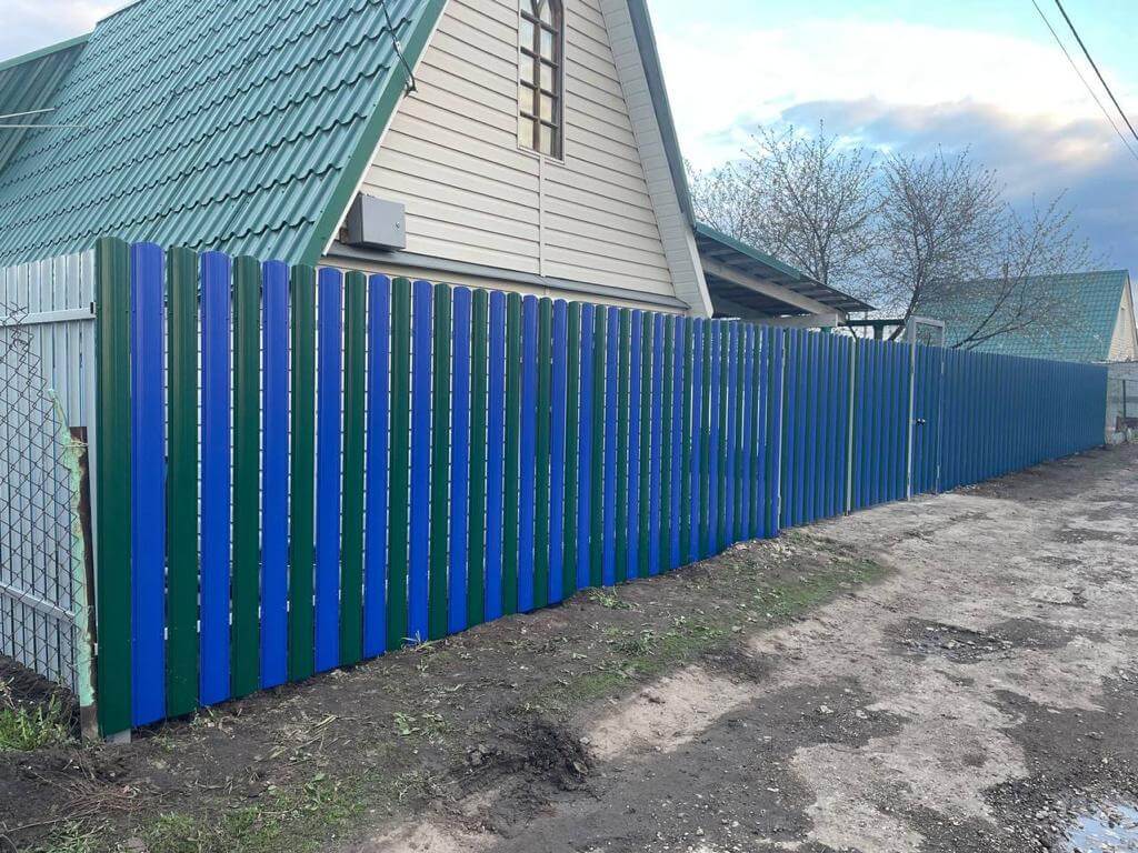 Забор из штакетника двух цветов 16м RAL6005 Зеленый Мох + RAL5002 Синий Ультрамарин фото 2 в Тосно