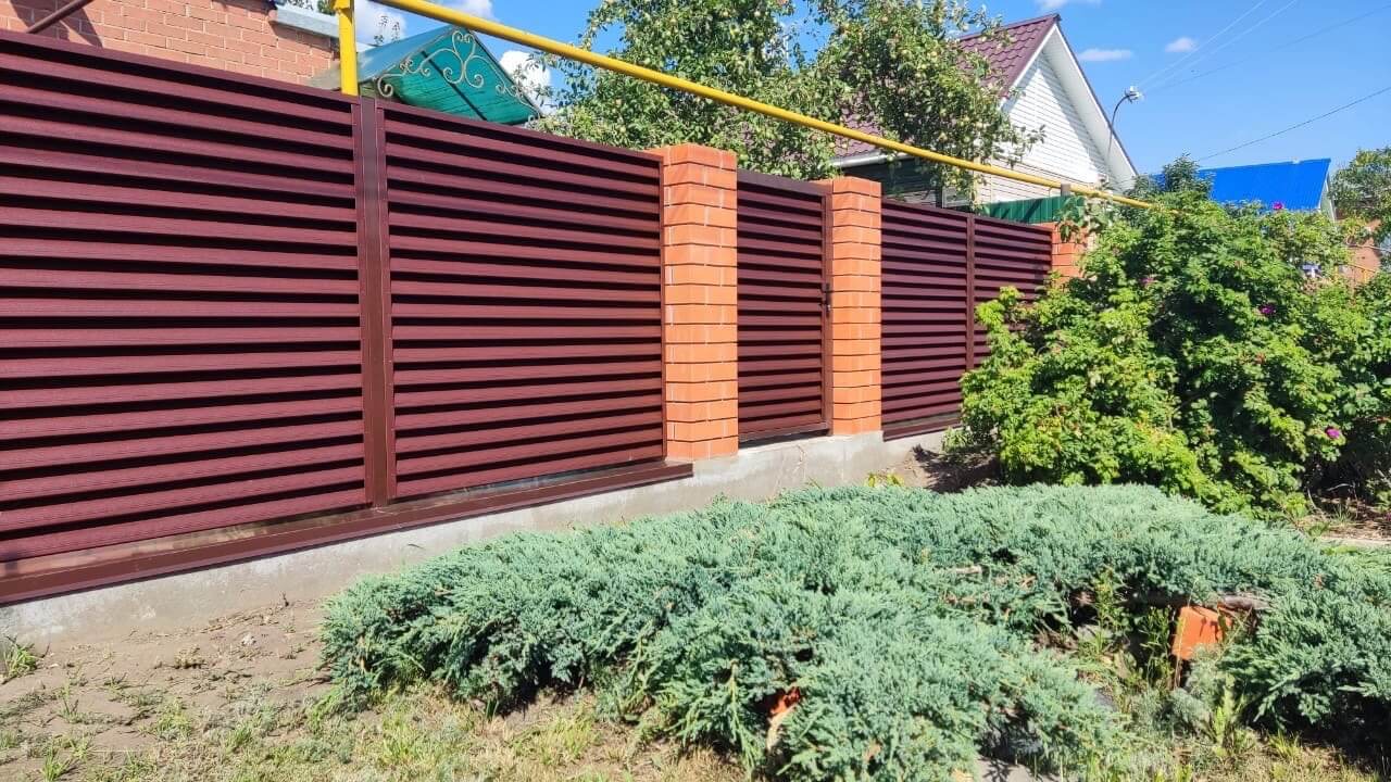 Забор-жалюзи из ламелей Еврожалюзи 20м RAL8017 Шоколад фото 1 в Тосно