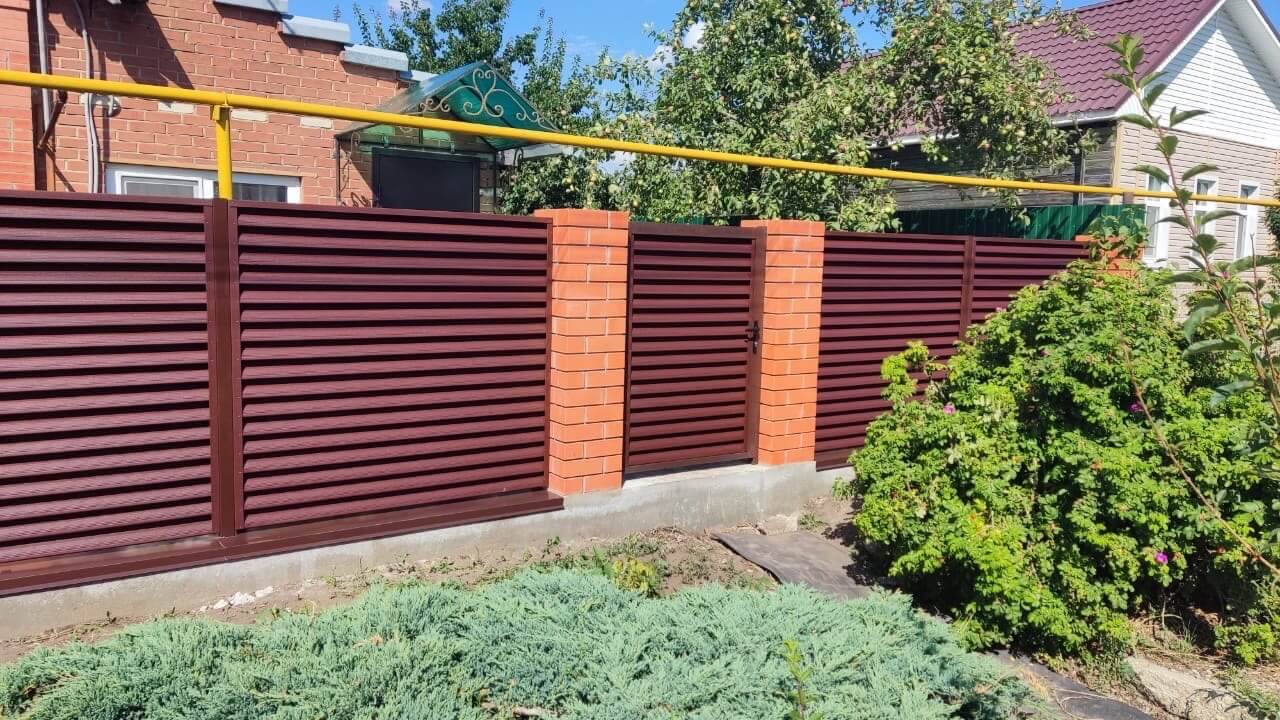 Забор-жалюзи из ламелей Еврожалюзи 20м RAL8017 Шоколад в Тосно