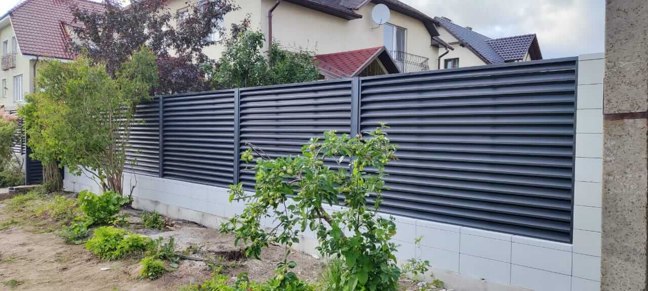Забор-жалюзи из ламелей ЭКО-Z 17м RAL7024 Серый Графит фото 6 в Тосно