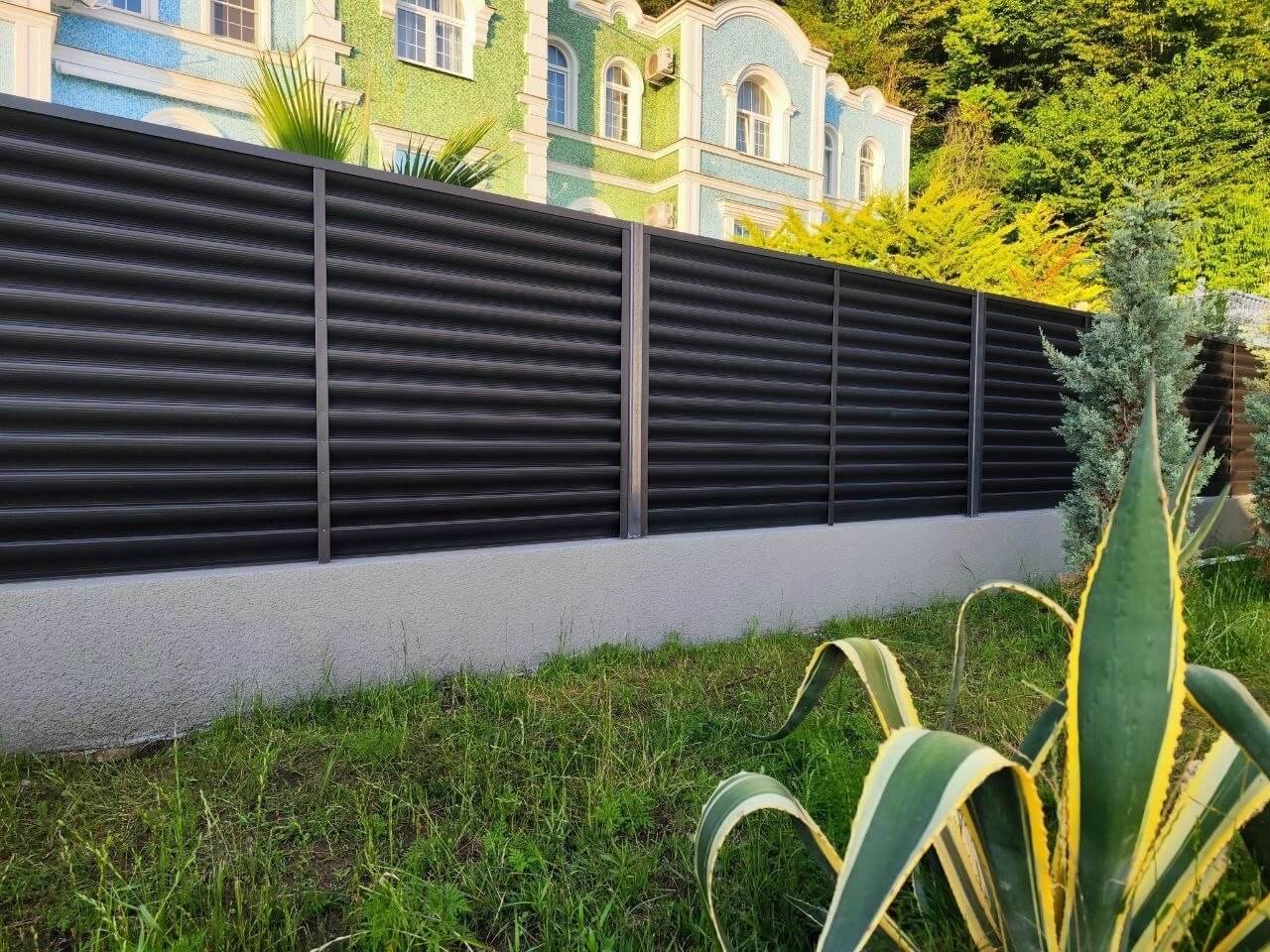 Забор-жалюзи из ламелей еврожалюзи 24м RAL7024 Серый Графит фото 5 в Тосно