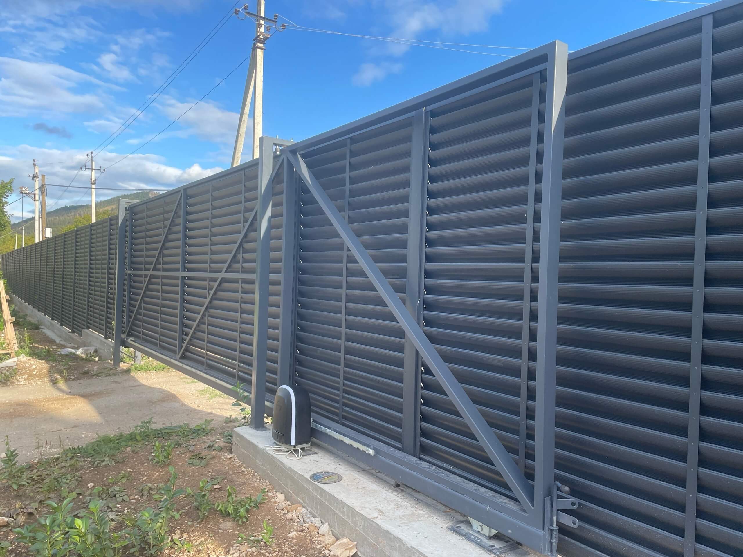 Забор-жалюзи из ламелей Еврожалюзи 250м RAL7024/7024 Серый Графит матовый фото 2 в Тосно