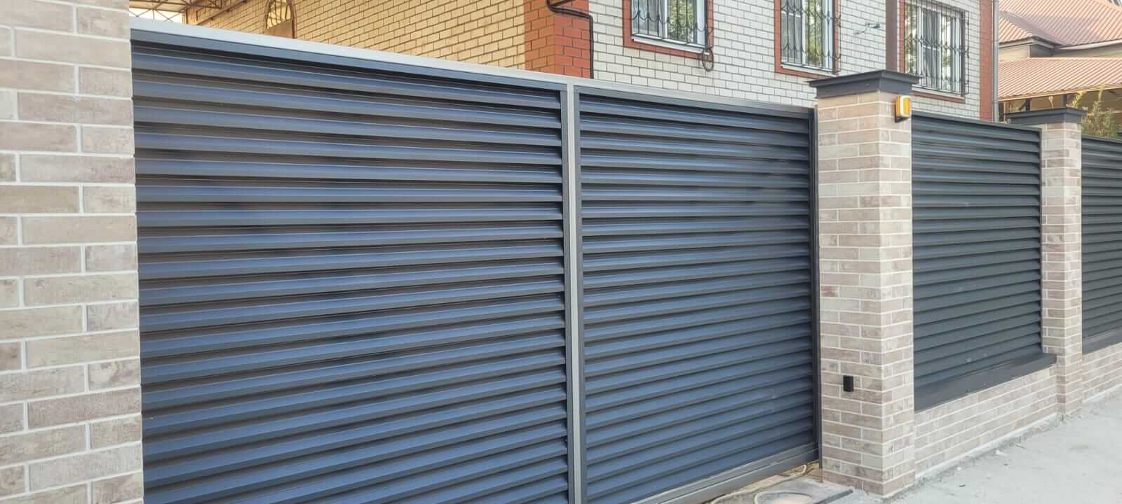 Забор-жалюзи с ламелями ЭКО-Z US усиленные 20м RAL7024/7024 Серый Графит двусторонний МАТТЕ фото 9 в Тосно