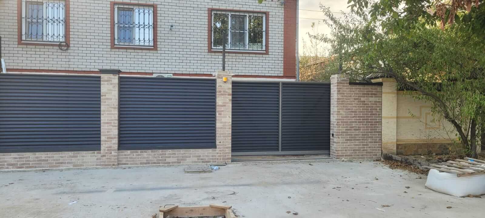 Забор-жалюзи с ламелями ЭКО-Z US усиленные 20м RAL7024/7024 Серый Графит двусторонний МАТТЕ фото 2 в Тосно