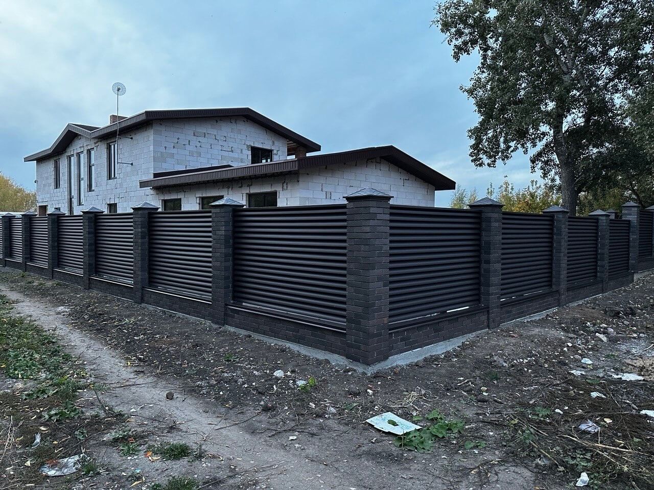 Забор из ламелей Еврожалюзи 38м RAL8019/8019 Темный Шоколад двусторонний MATTE фото 2 в Тосно