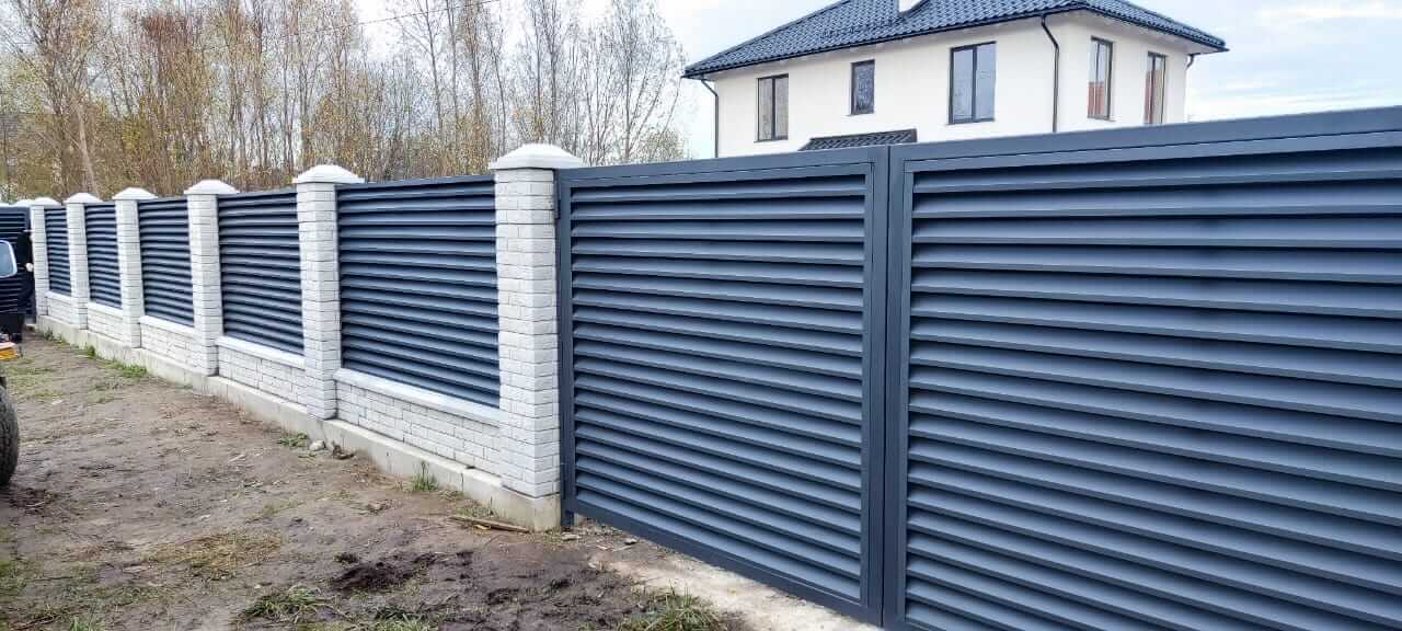 Забор-жалюзи из ламелей ЭКО-Z 32м RAL7024 Серый Графит МАТТЕ фото 5 в Тосно