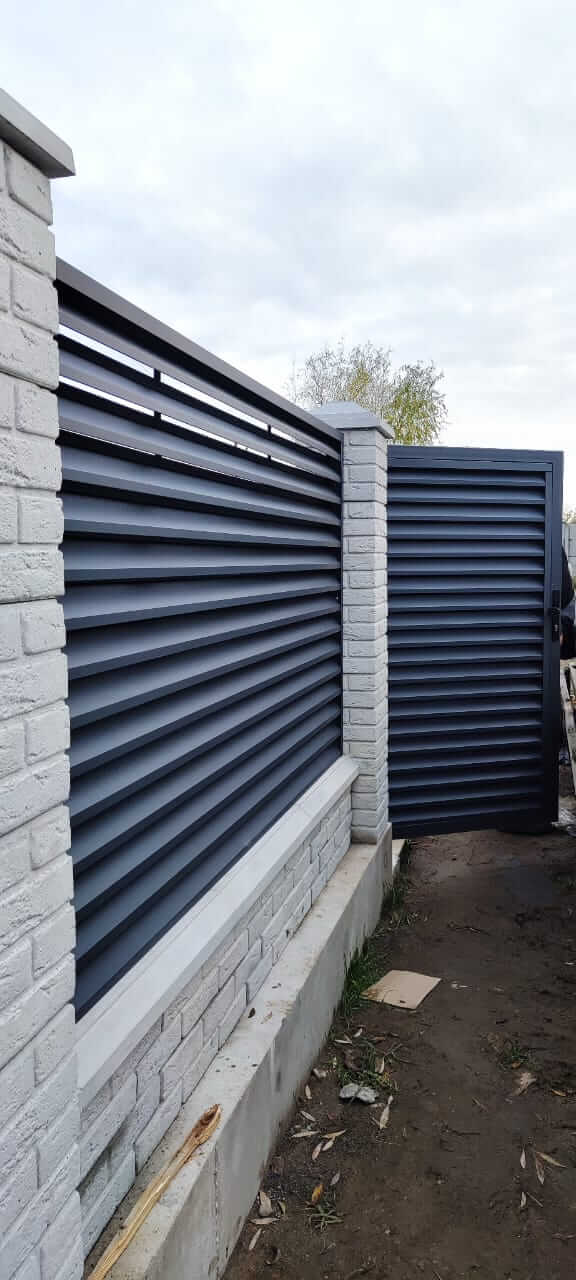 Забор-жалюзи из ламелей ЭКО-Z 32м RAL7024 Серый Графит МАТТЕ фото 4 в Тосно