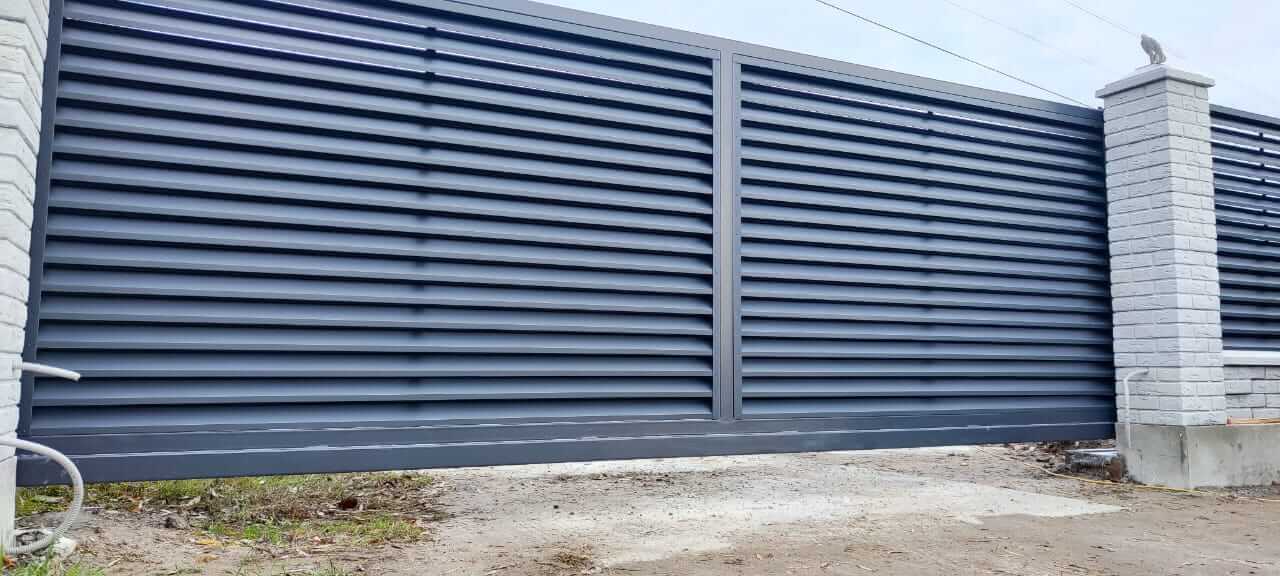 Забор-жалюзи из ламелей ЭКО-Z 32м RAL7024 Серый Графит МАТТЕ фото 3 в Тосно