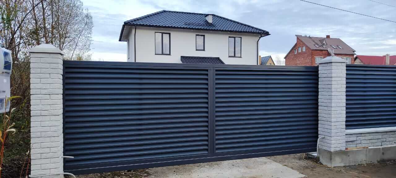 Забор-жалюзи из ламелей ЭКО-Z 32м RAL7024 Серый Графит МАТТЕ фото 2 в Тосно