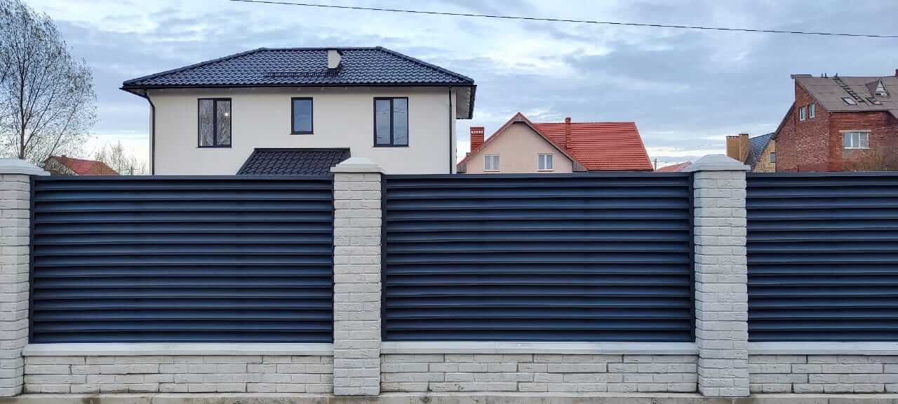 Забор-жалюзи из ламелей ЭКО-Z 32м RAL7024 Серый Графит МАТТЕ в Тосно