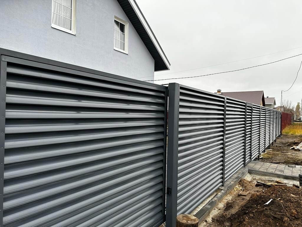 Забор-жалюзи из ламелей Еврожалюзи 28м RAL7024/7024 Серый Графит двусторонний фото 4 в Тосно
