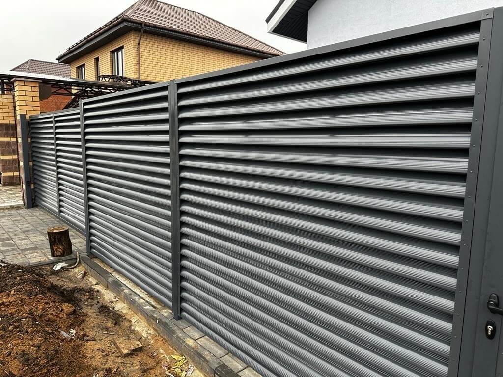 Забор-жалюзи из ламелей Еврожалюзи 28м RAL7024/7024 Серый Графит двусторонний фото 2 в Тосно