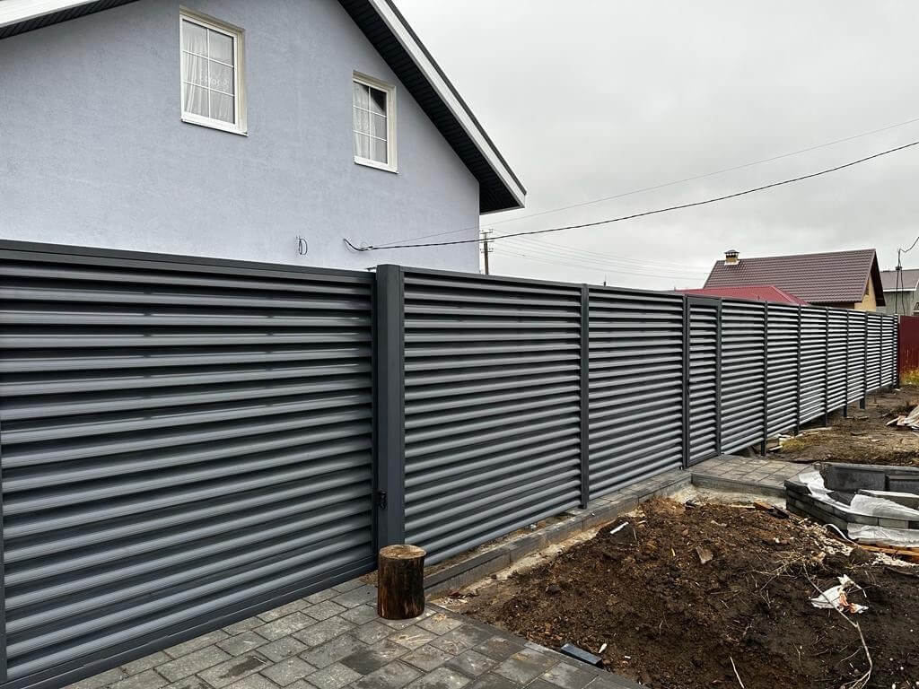 Забор-жалюзи из ламелей Еврожалюзи 28м RAL7024/7024 Серый Графит двусторонний в Тосно