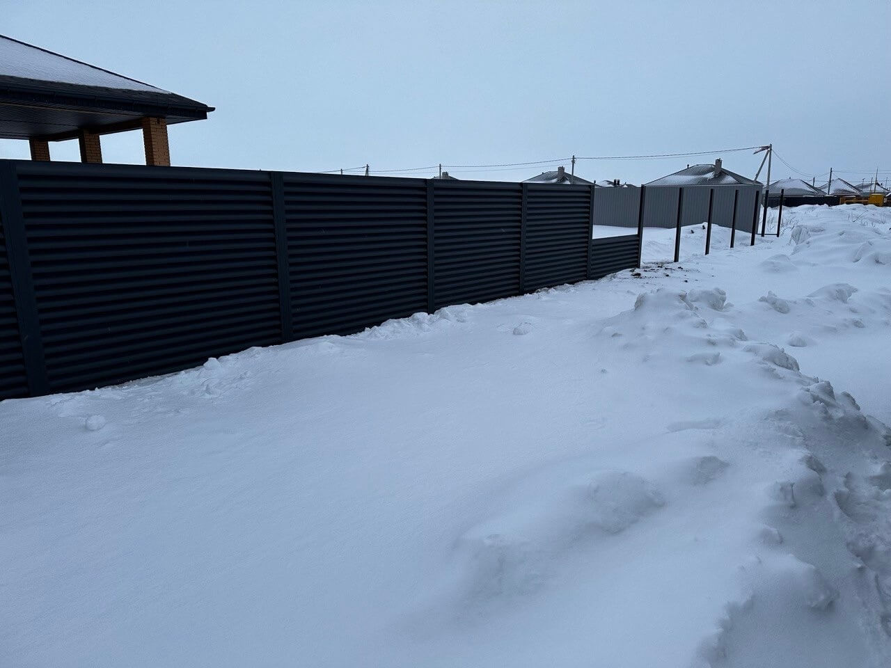 Забор-жалюзи из ламелей еврожалюзи 57м RAL7024 Серый Графит МАТТЕ фото 6 в Тосно