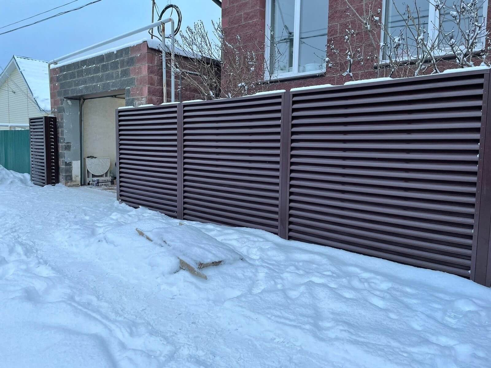 Забор из ламелей еврожалюзи 38м RAL8017/8017 Шоколад двусторонний фото 5 в Тосно
