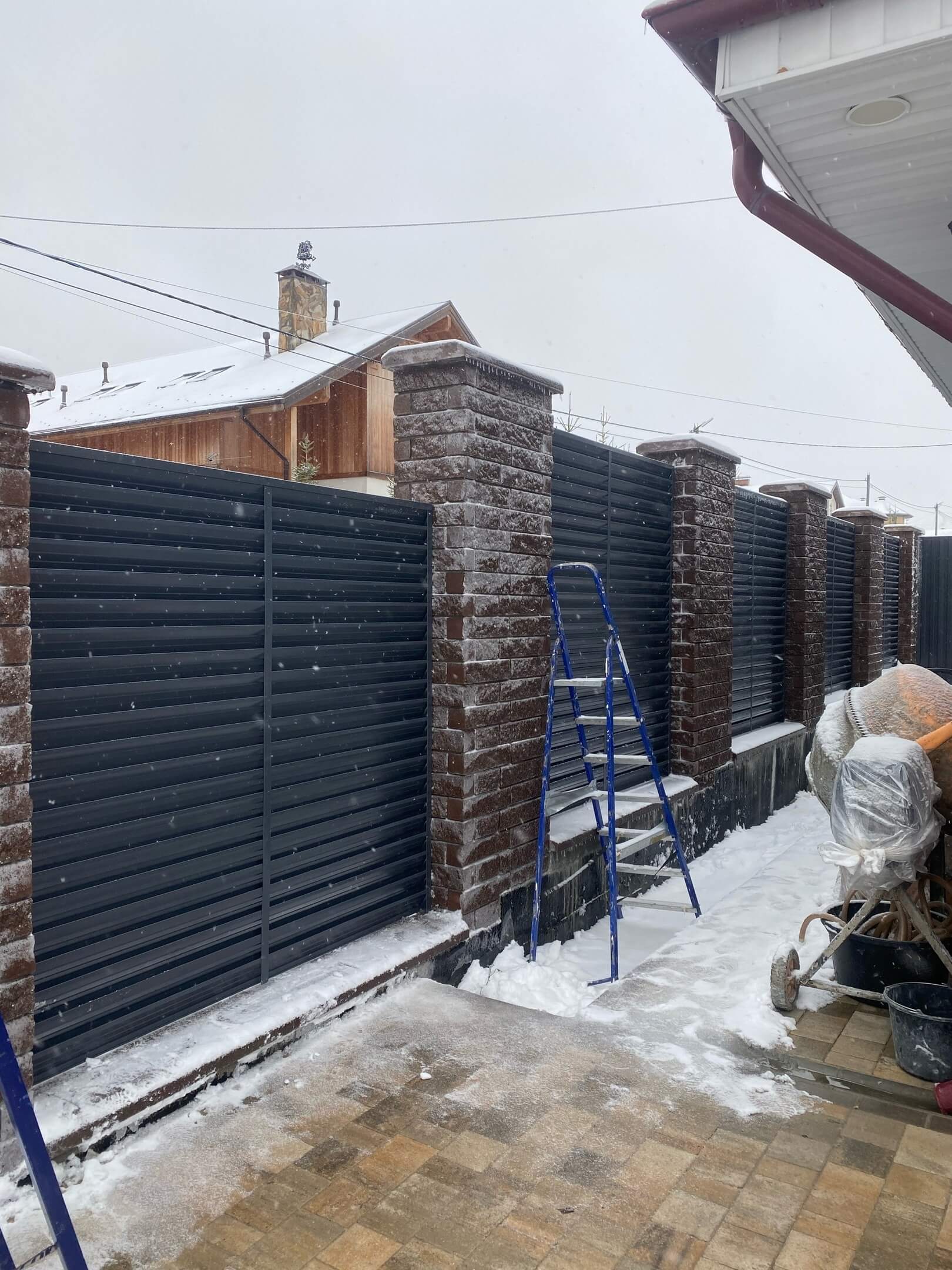 Забор-жалюзи из ламелей ЭКО-Z 44м RAL7024/7024 Серый Графит двусторонний фото 3 в Тосно