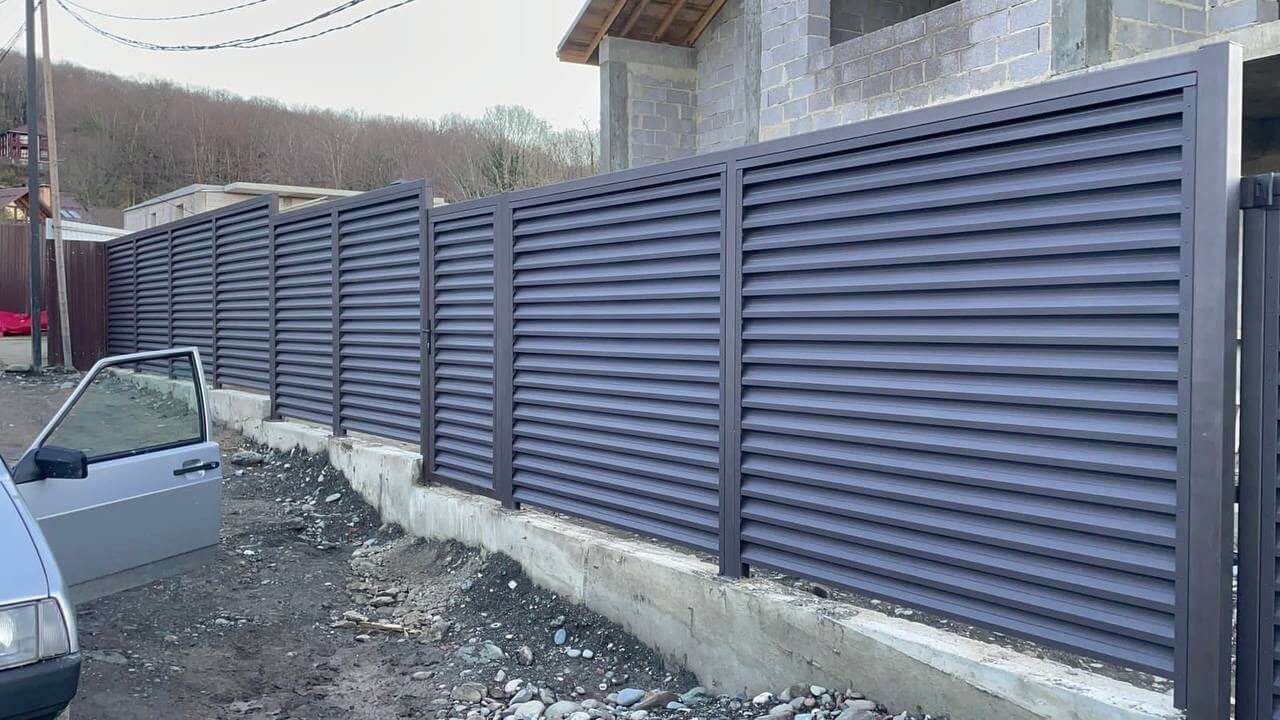 Забор-жалюзи из ламелей ЭКО-Z 54м RAL8019/8019 Темный Шоколад двусторонний в Тосно