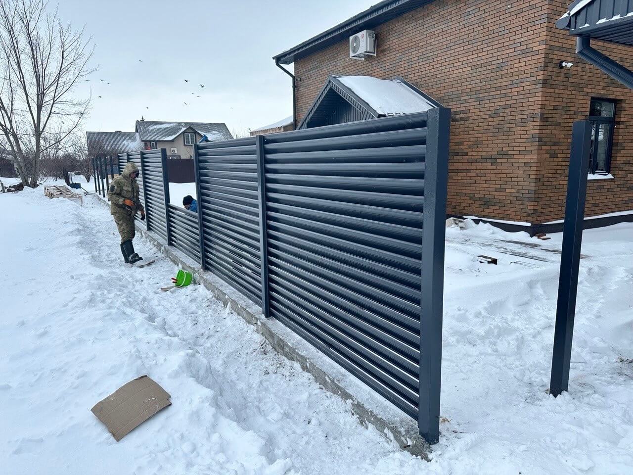 Забор-жалюзи из ламелей Еврожалюзи 32м RAL7024/7024 Серый Графит двусторонний фото 2 в Тосно