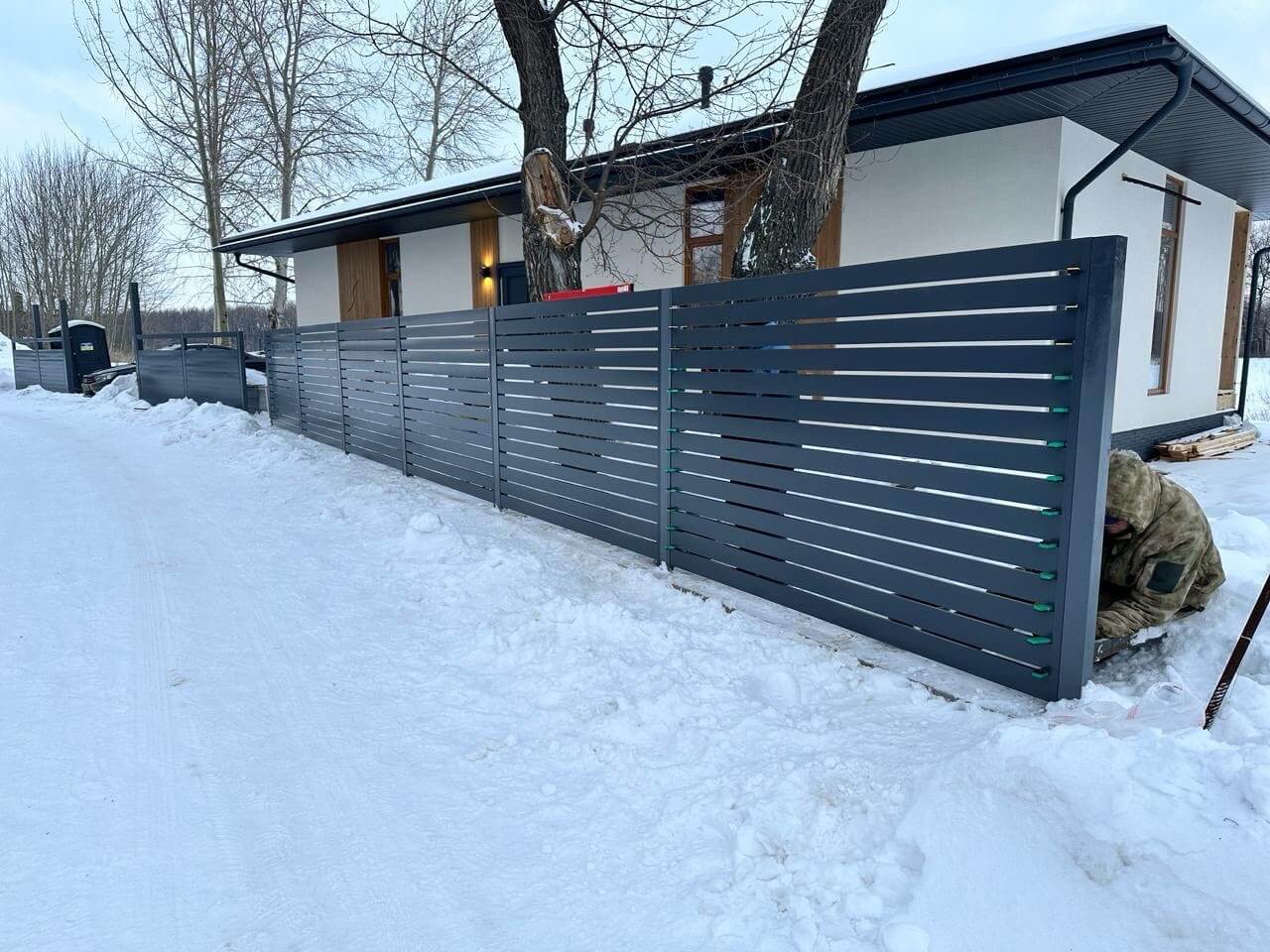 Забор-ранчо из металлопланкена 37м RAL7024 Серый Графит фото 3 в Тосно