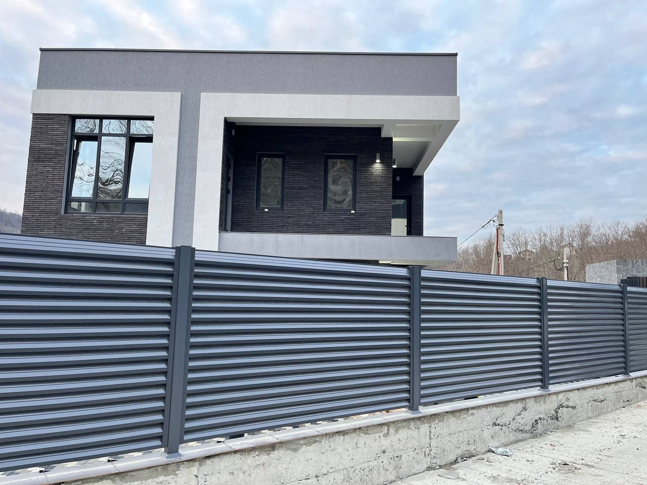 Забор-жалюзи из ламелей ЭКО-Z усиленных RAL7024/7024 Серый Графит двусторонний в Тосно