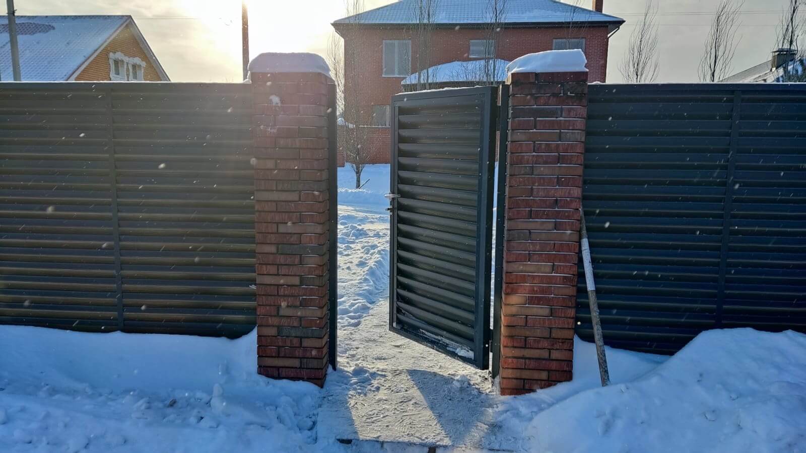 Забор-жалюзи с ламелями еврожалюзи 34м RAL7024/7024 Серый Графит двусторонний фото 3 в Тосно