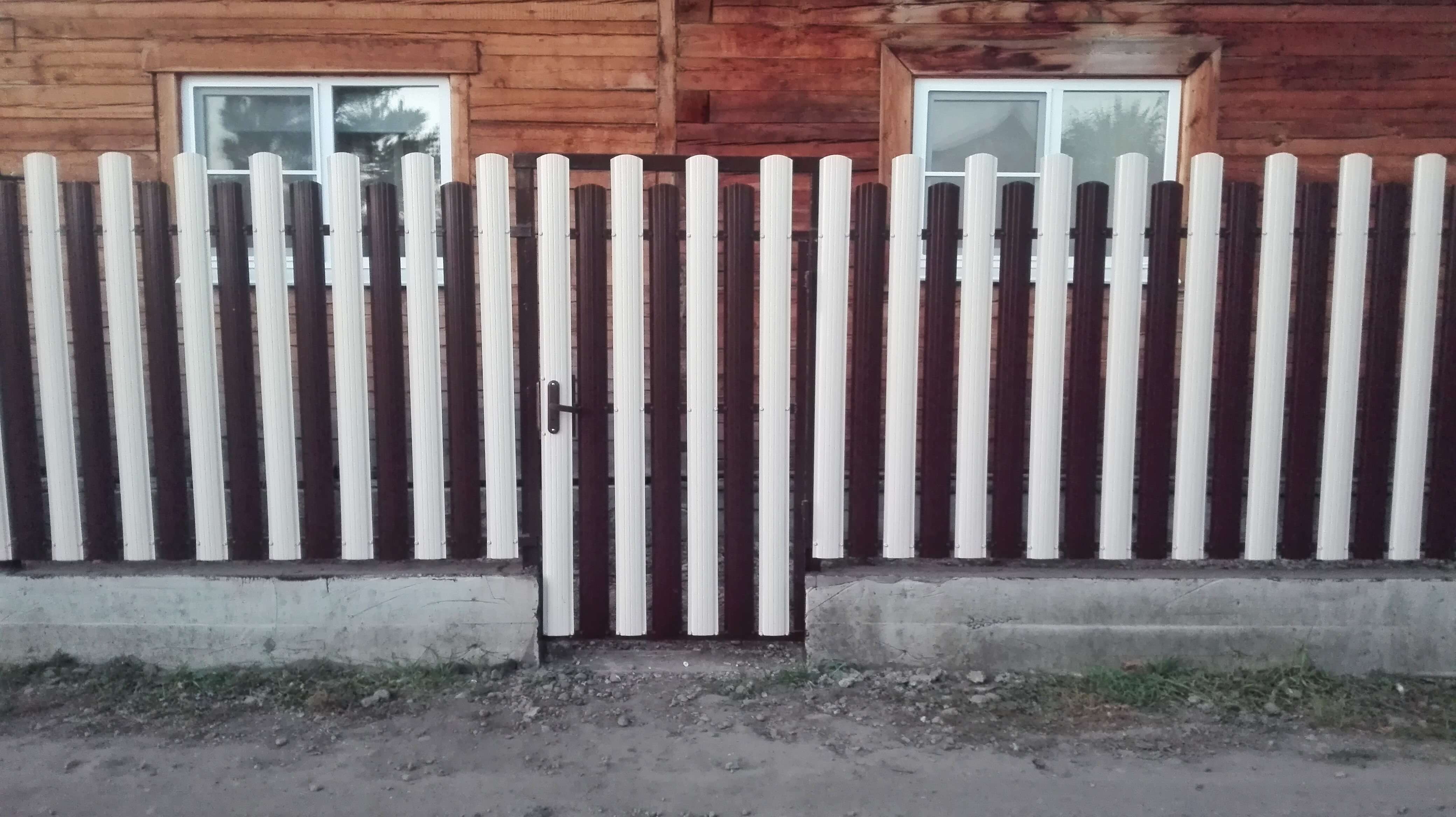 Двухцветный забор из евроштакетника 14м RAL8017 Шоколад + RAL9003 Белый в Тосно