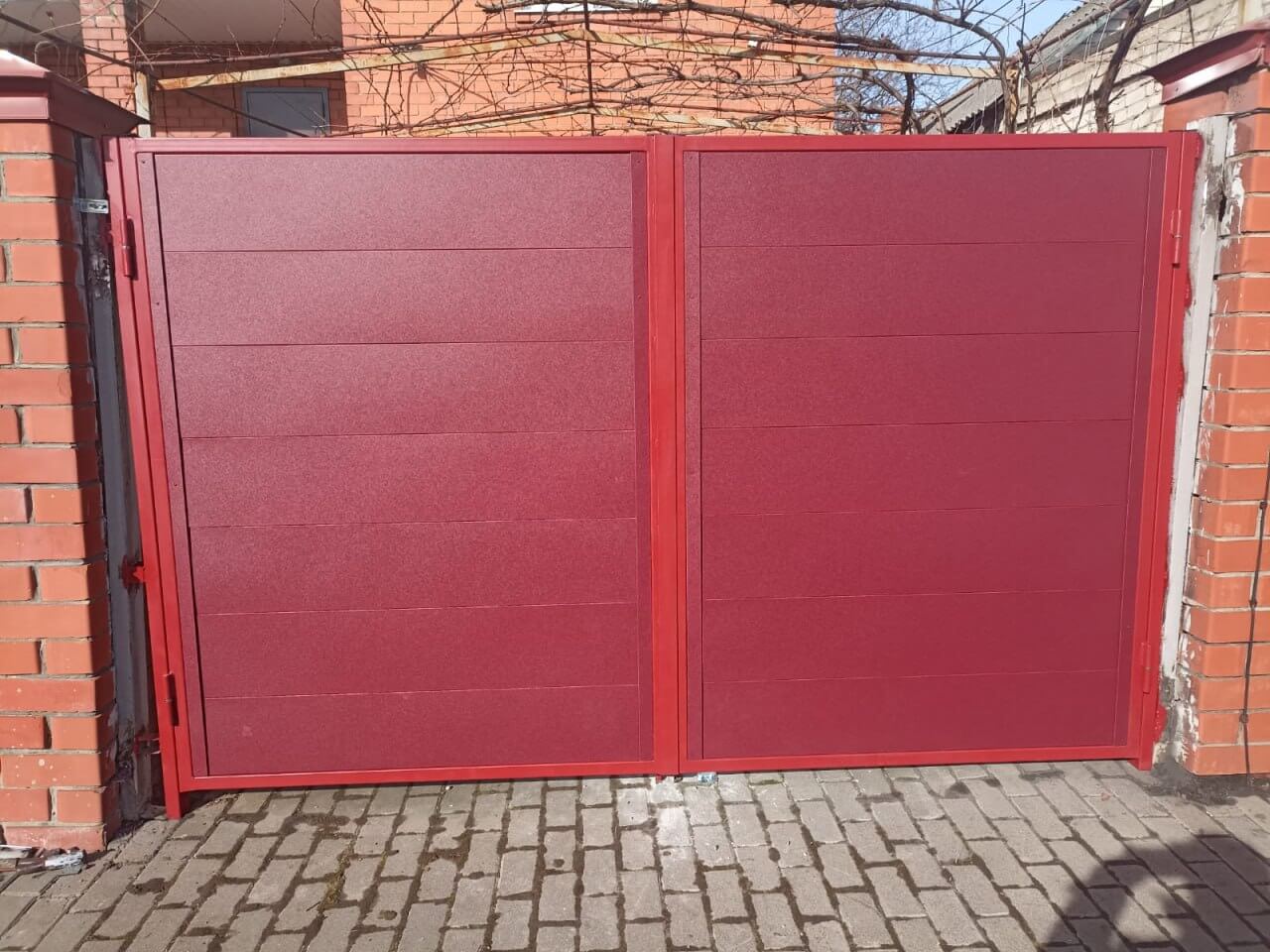 Ворота и калитка из металлопланкена 4м RAL3005 Красное Вино, Стальной Бархат фото 1 в Тосно