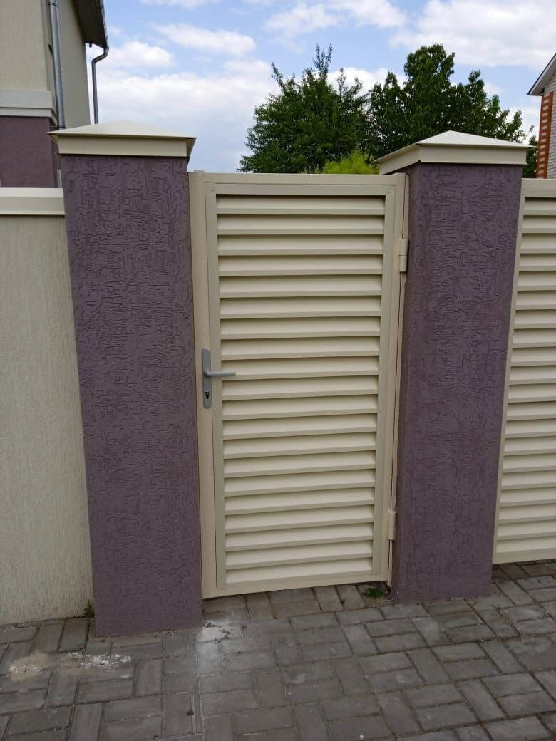 Забор-жалюзи с ламелями ЭКО-Z 10м RAL1015 Слоновая Кость фото 3 в Тосно