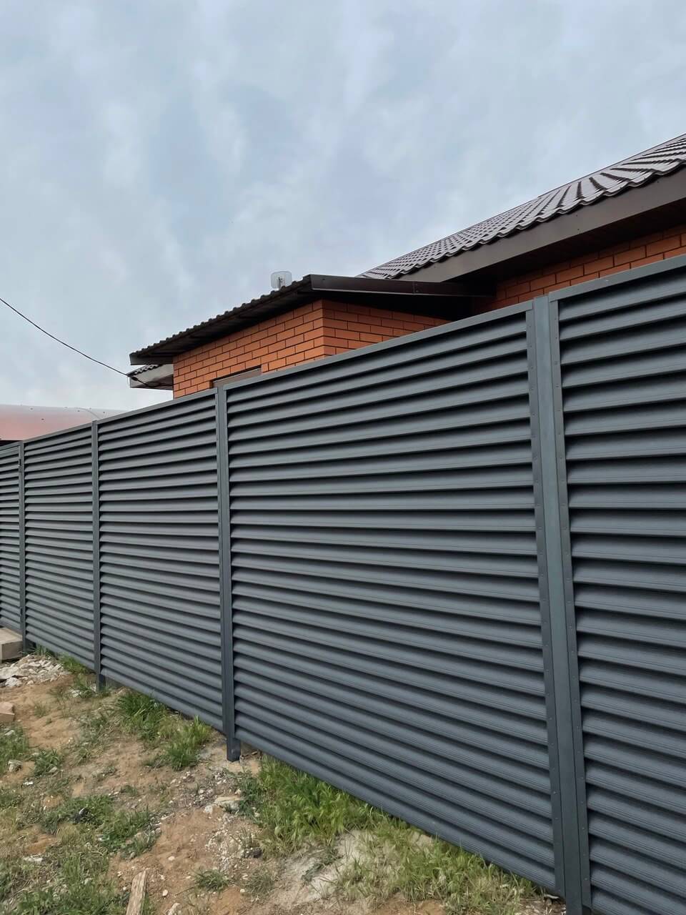 Забор из ламелей еврожалюзи 24м RAL7024 Серый Графит МАТТЕ в Тосно