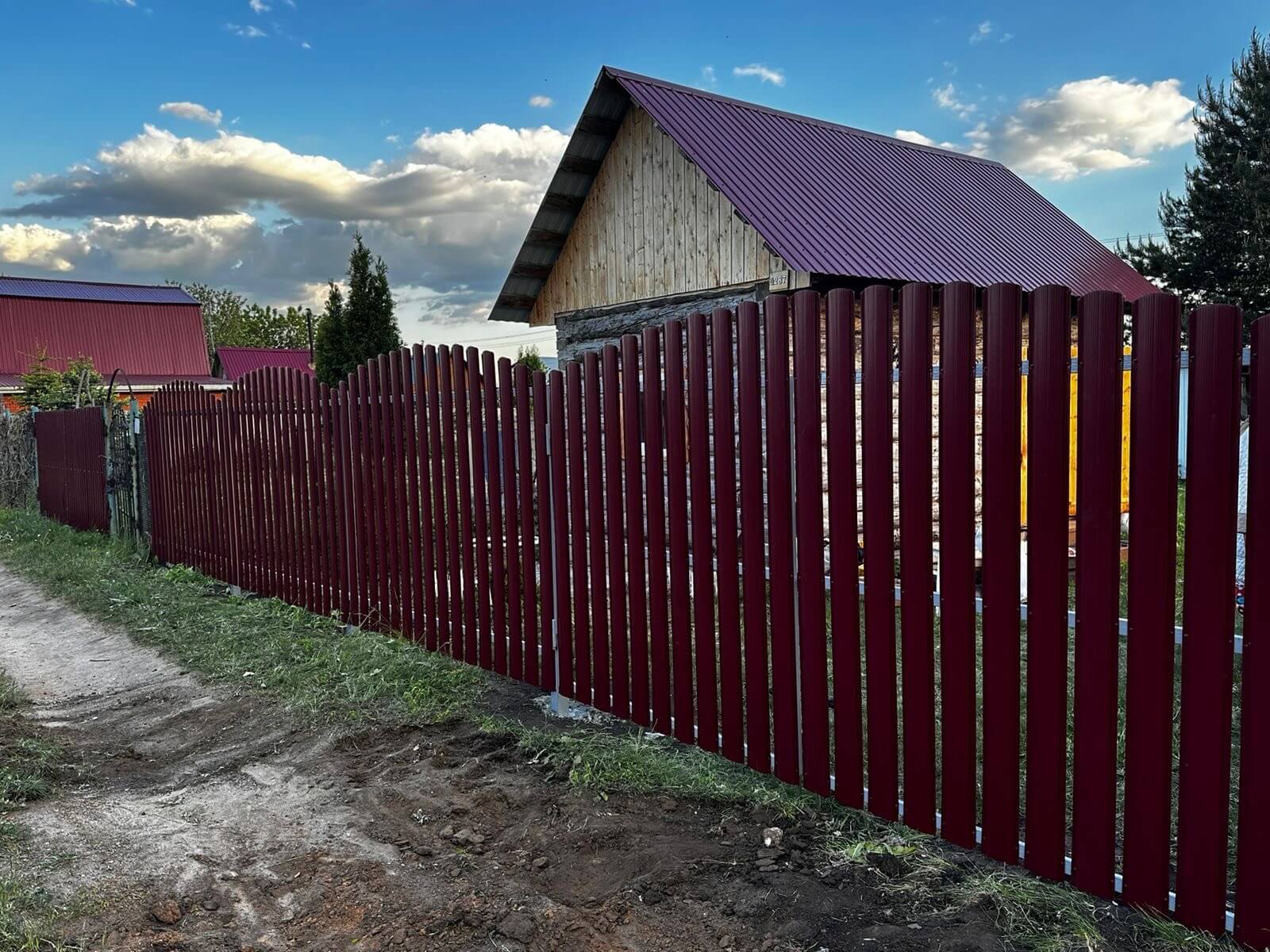 Забор из евроштакетника 28м RAL3005 Красное Вино фото 4 в Тосно