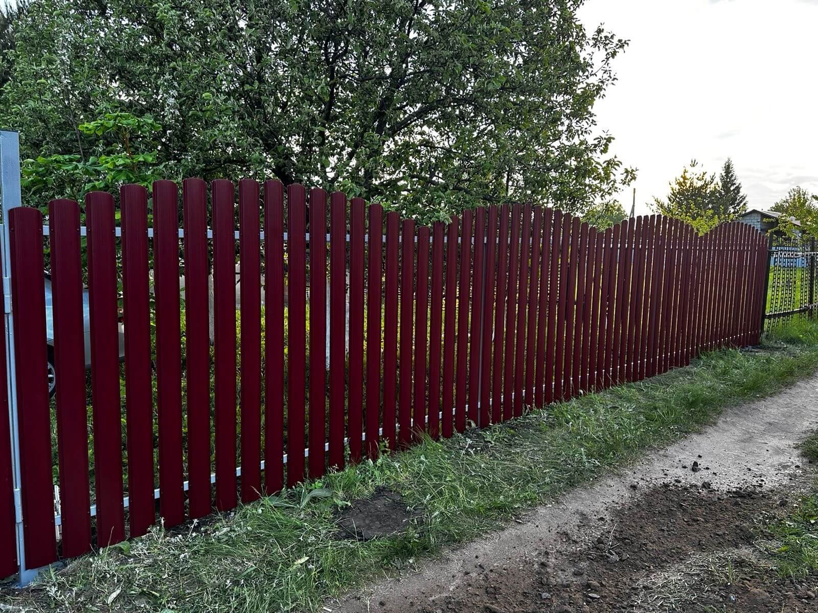 Забор из евроштакетника 28м RAL3005 Красное Вино фото 3 в Тосно