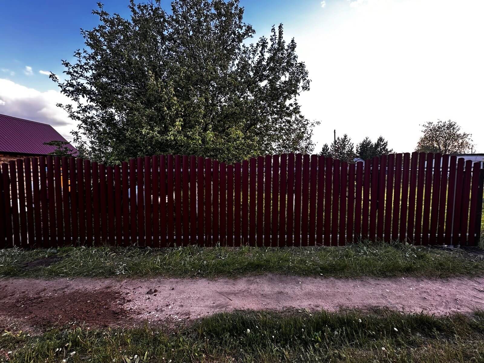 Забор из евроштакетника 28м RAL3005 Красное Вино фото 1 в Тосно