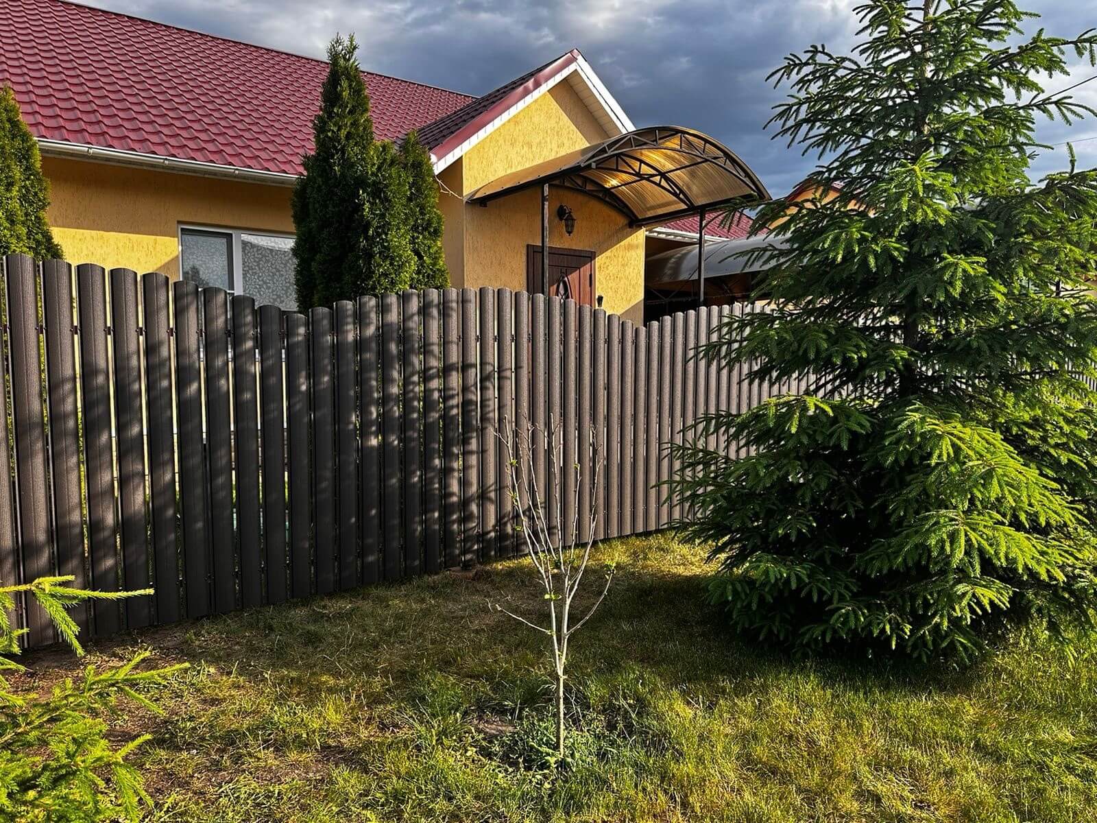 Забор из евроштакетника 37м RAL8019 Темный Шоколад МАТТЕ фото 4 в Тосно