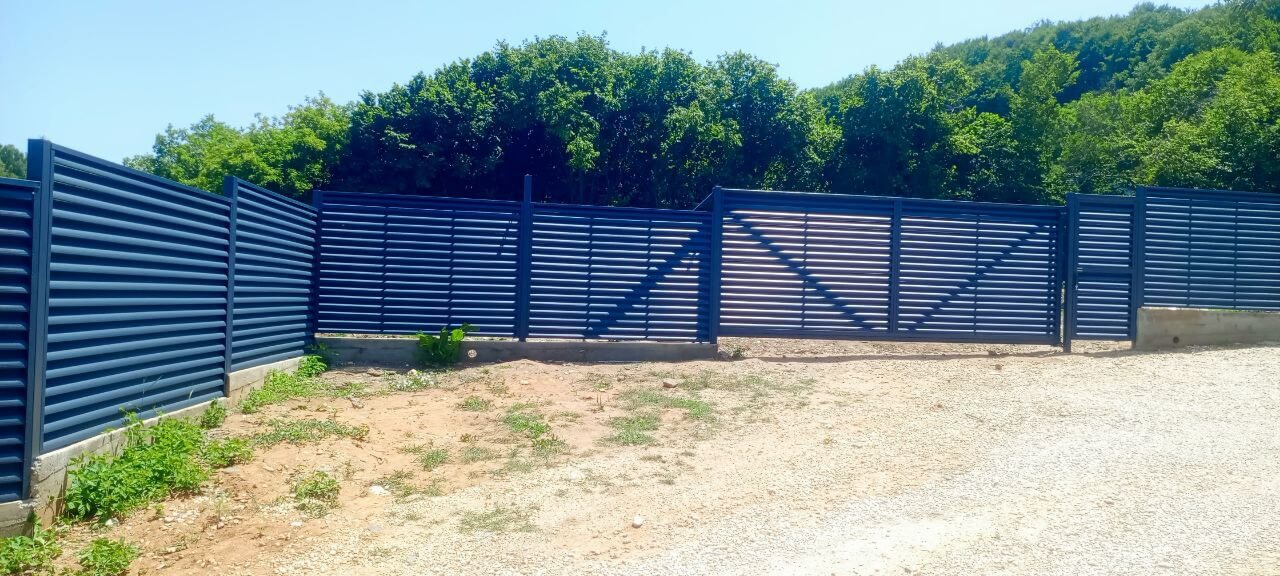Забор-жалюзи из ламелей Еврожалюзи 53м RAL7024 Серый Графит МАТТЕ фото 7 в Тосно