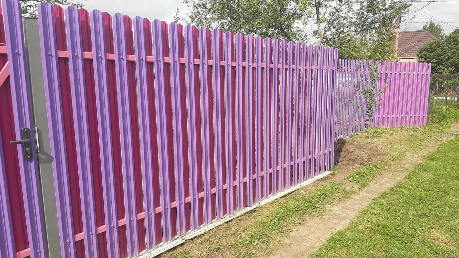 Двухцветный забор из евроштакетника 44м RAL4005 Сиреневый, RAL4006 Пурпурный фото 4 в Тосно
