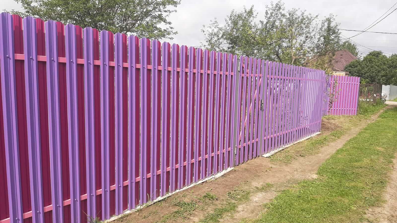 Двухцветный забор из евроштакетника 44м RAL4005 Сиреневый, RAL4006 Пурпурный фото 3 в Тосно
