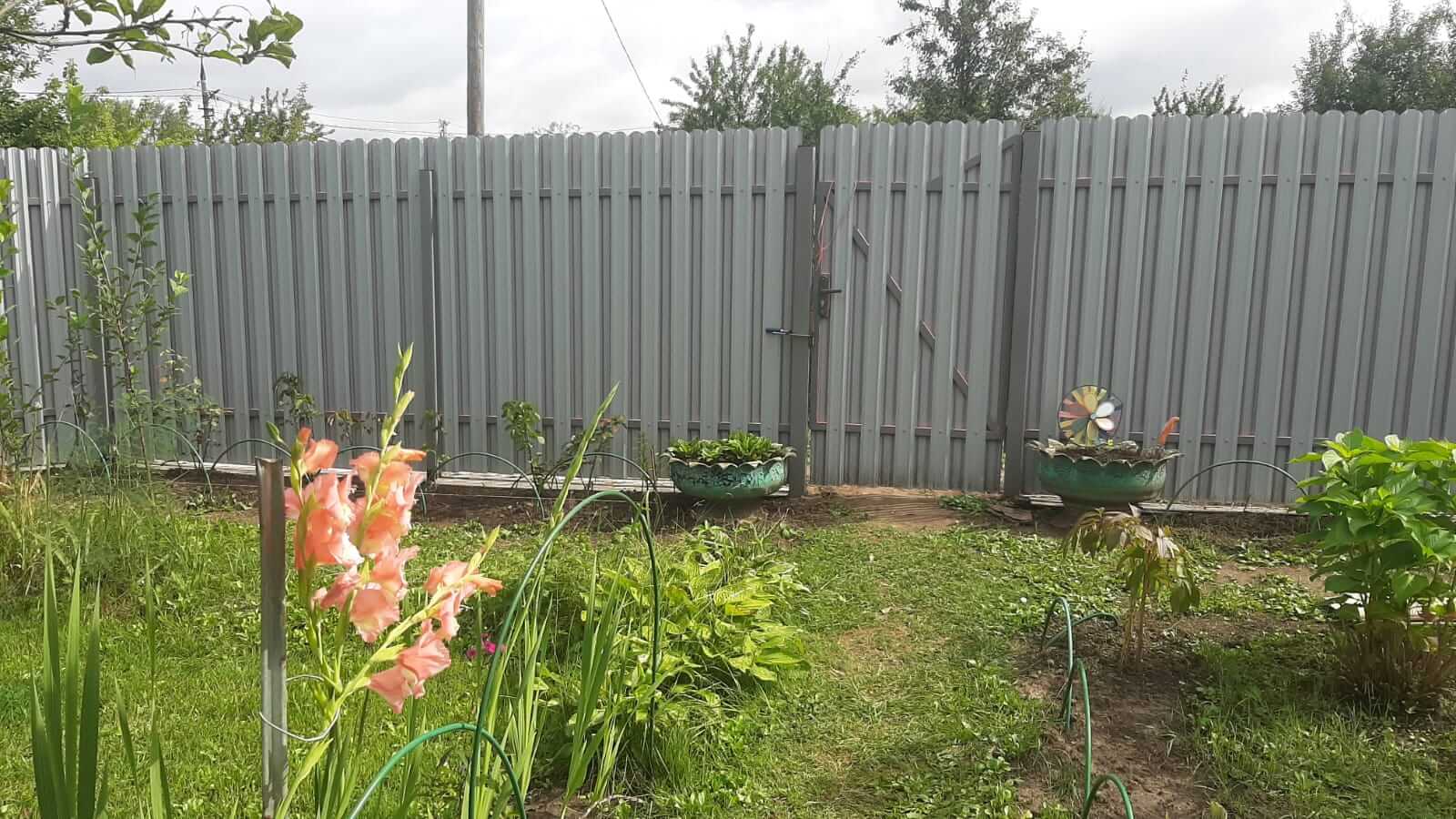 Двухцветный забор из евроштакетника 44м RAL4005 Сиреневый, RAL4006 Пурпурный фото 1 в Тосно