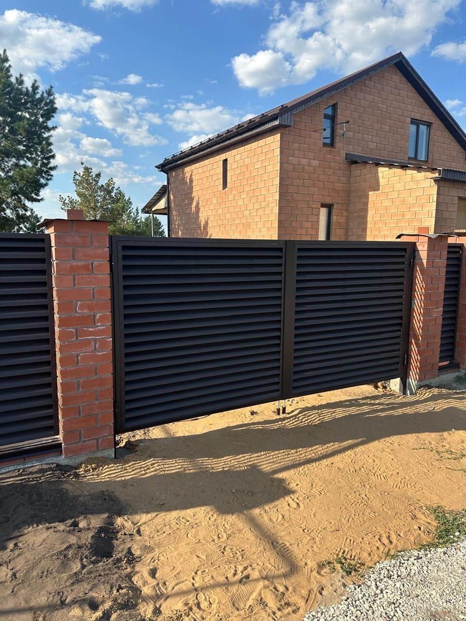 Забор-жалюзи из ламелей Еврожалюзи 38м RAL8019 Темный Шоколад МАТТЕ фото 4 в Тосно