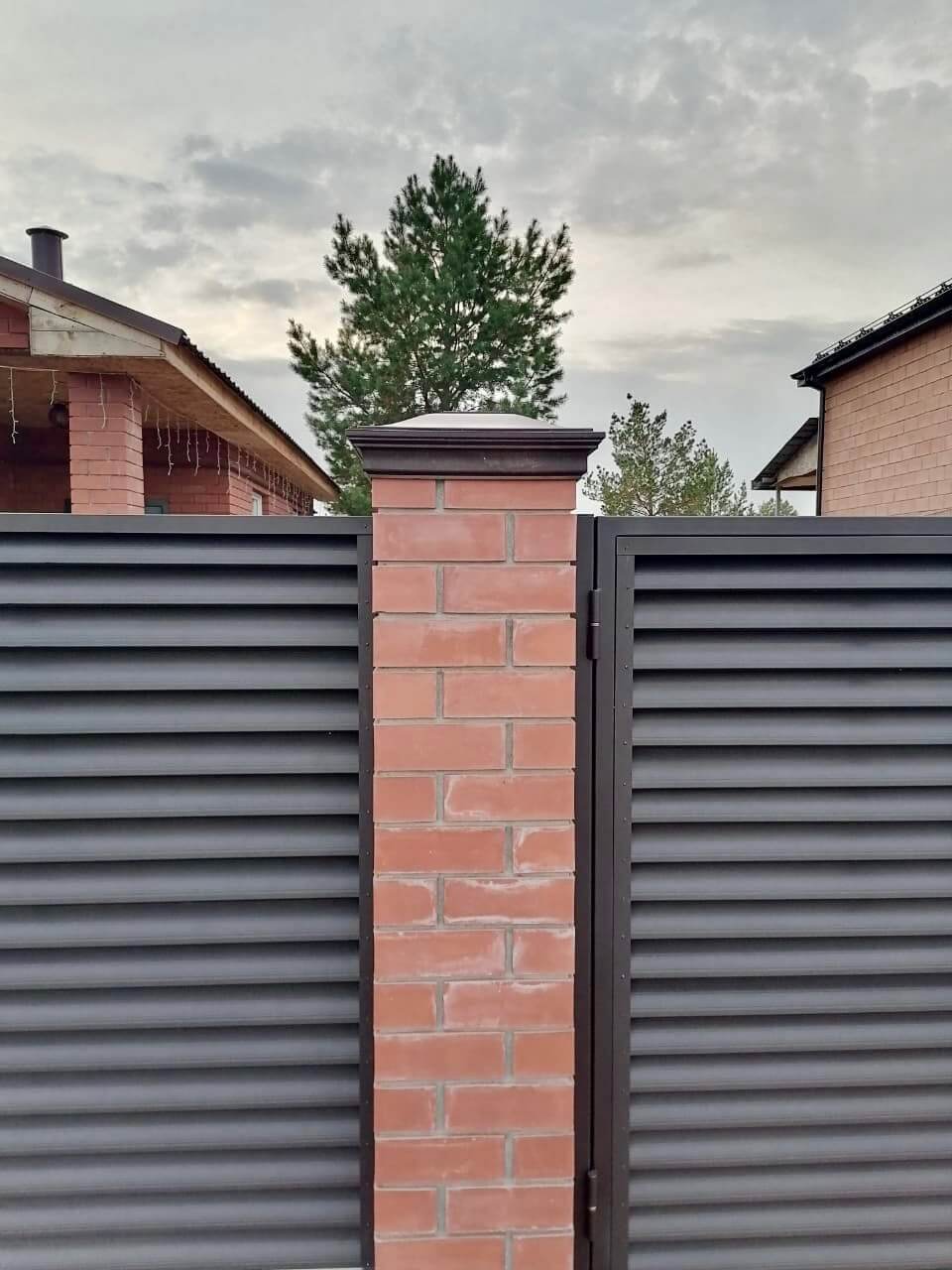 Забор-жалюзи из ламелей Еврожалюзи 38м RAL8019 Темный Шоколад МАТТЕ фото 2 в Тосно