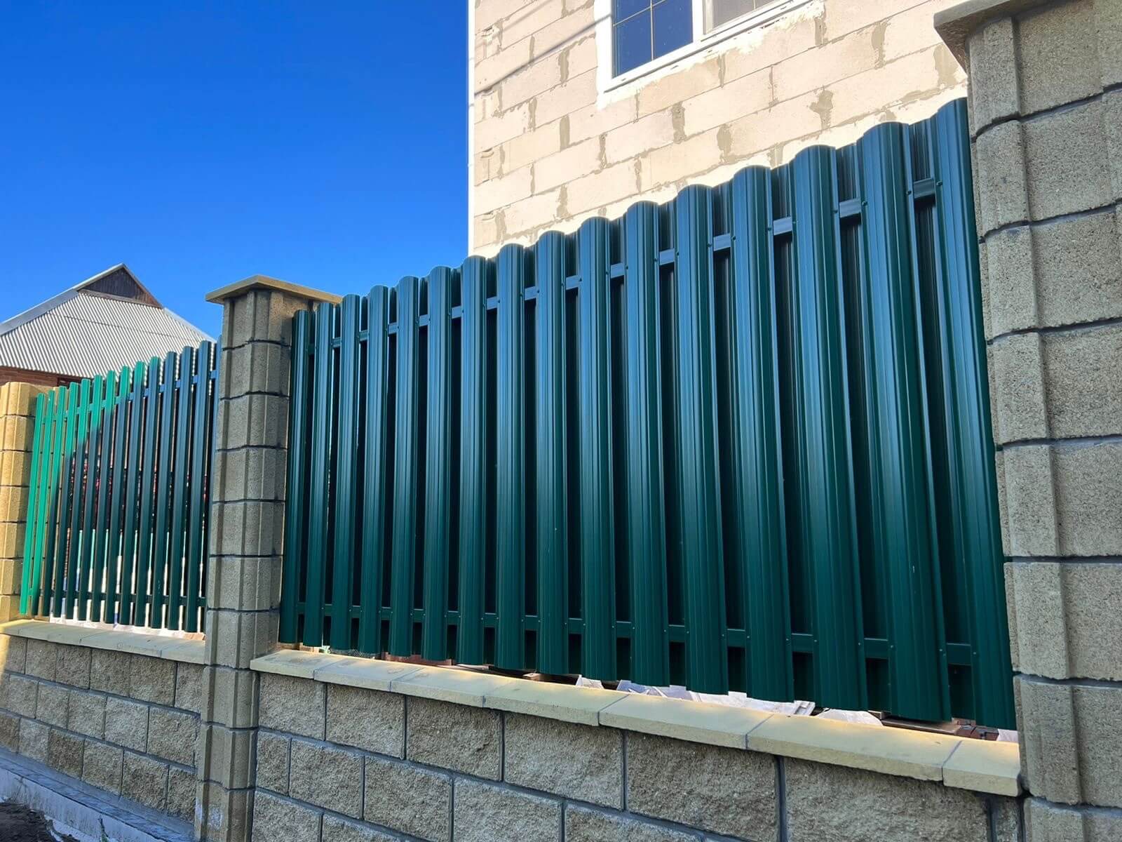 Забор из евроштакетника 22м RAL6005/6005 Зеленый Мох двусторонний фото 7 в Тосно