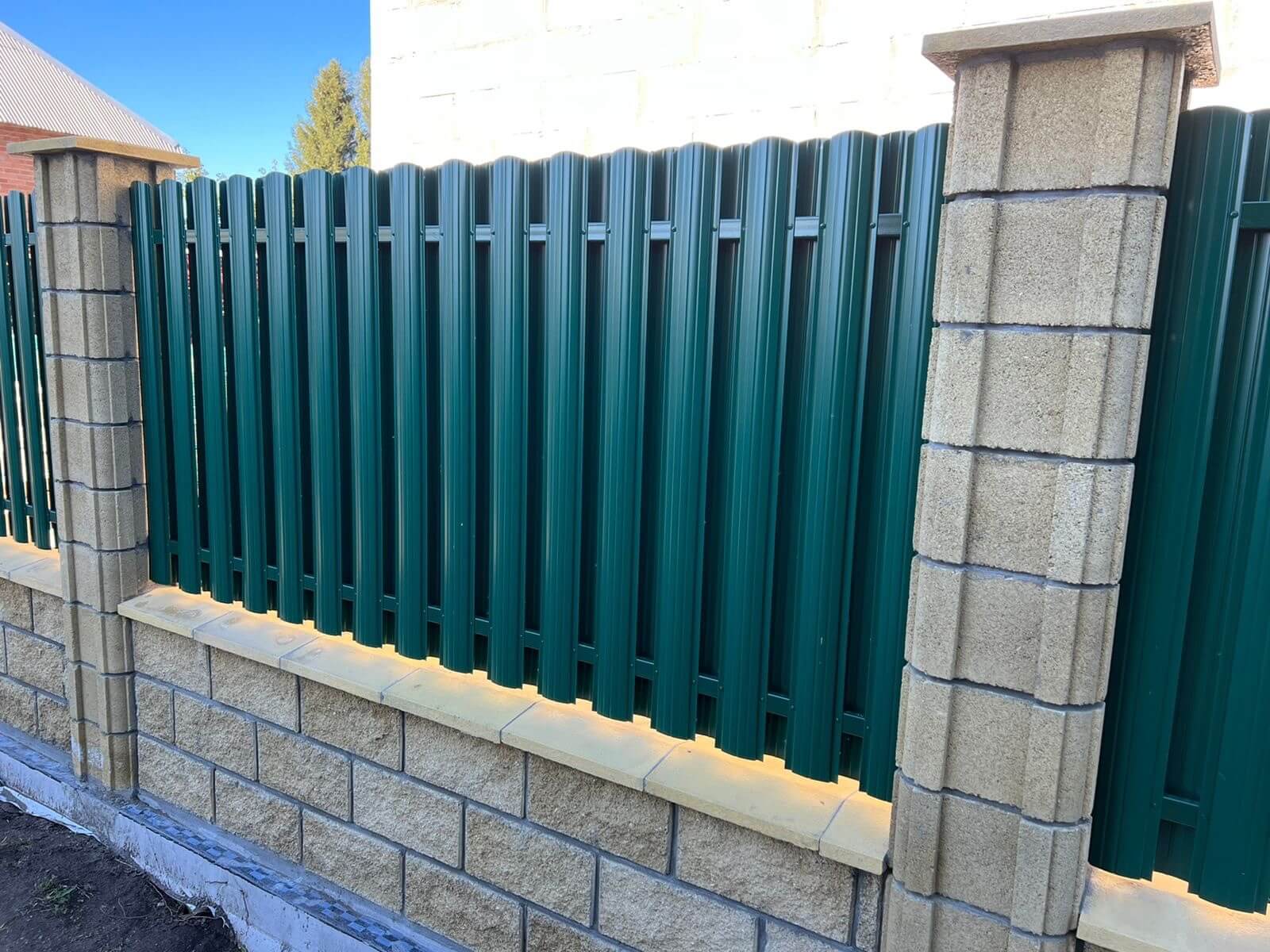 Забор из евроштакетника 22м RAL6005/6005 Зеленый Мох двусторонний фото 6 в Тосно