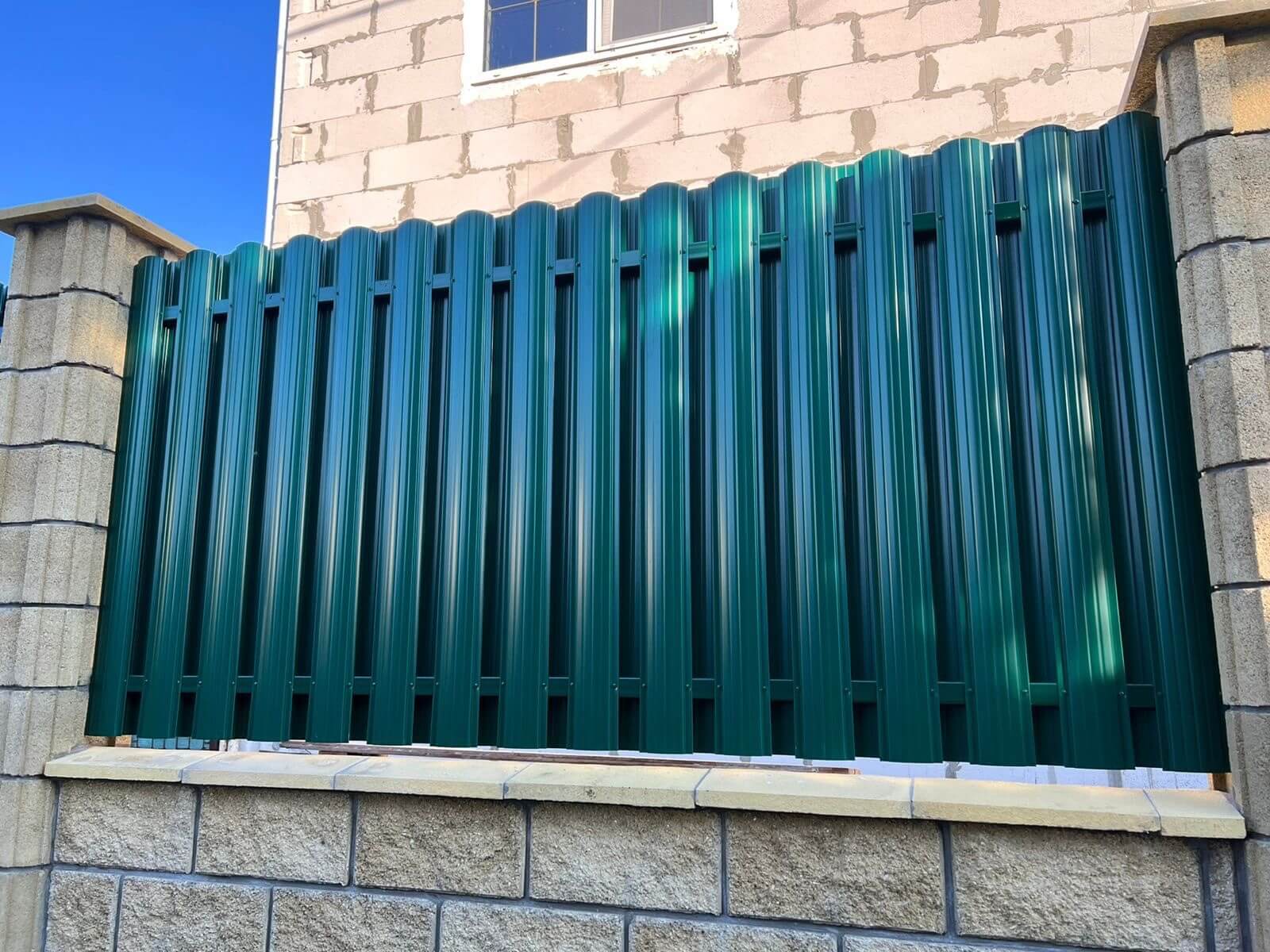 Забор из евроштакетника 22м RAL6005/6005 Зеленый Мох двусторонний фото 2 в Тосно