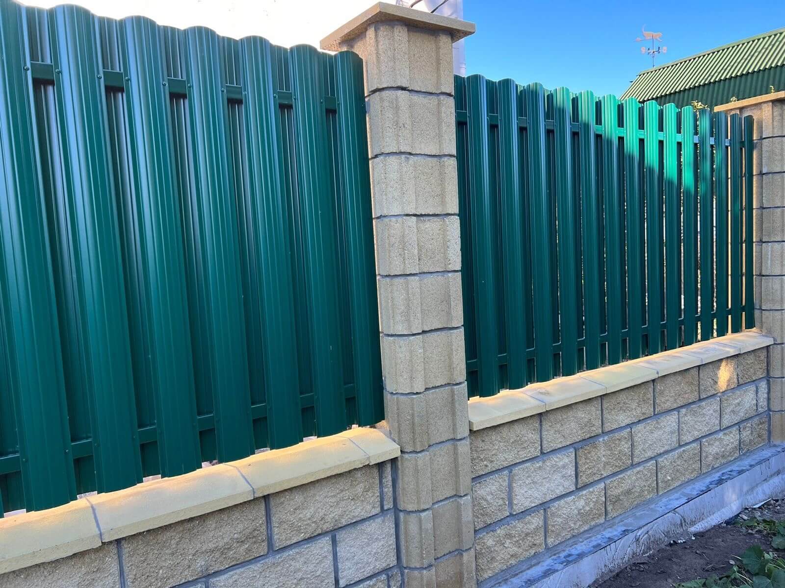 Забор из евроштакетника 22м RAL6005/6005 Зеленый Мох двусторонний фото 1 в Тосно