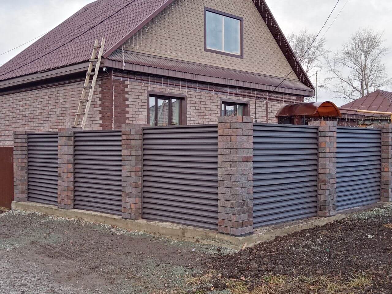 Забор-жалюзи из ламелей ЭКО-Z-US (усиленные) 30м RAL8019/8019 Темный Шоколад двусторонний МАТТЕ фото 3 в Тосно
