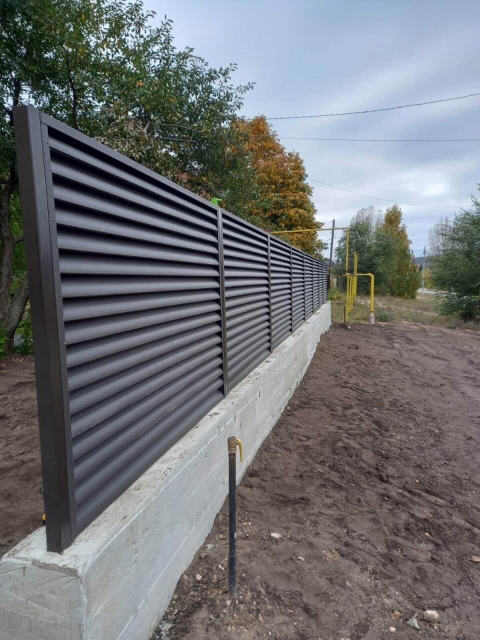 Забор из ламелей еврожалюзи 34м RAL8019/8019 Темный Шоколад двусторонний МАТТЕ фото 3 в Тосно